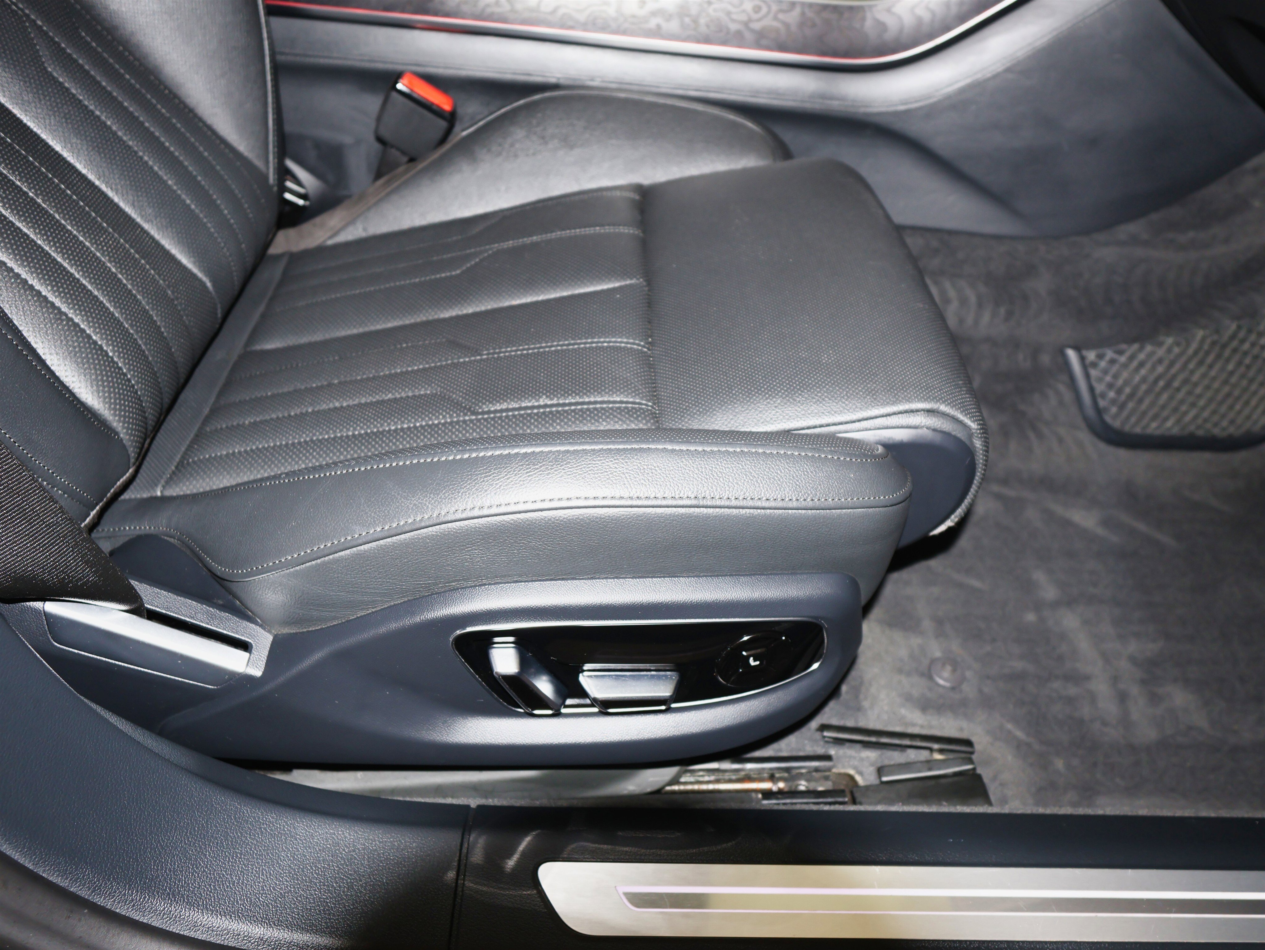 Used 2020 Audi A8 L 4.0T w/ Executive Package image 61