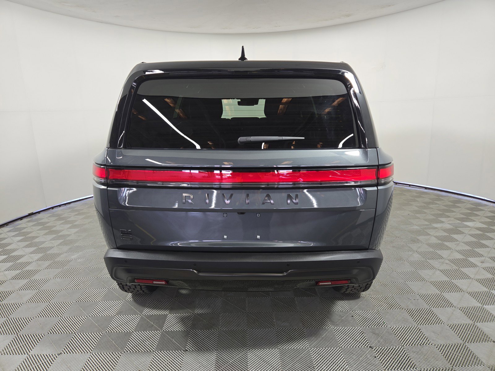 Used 2025 Rivian R1S Adventure image 4