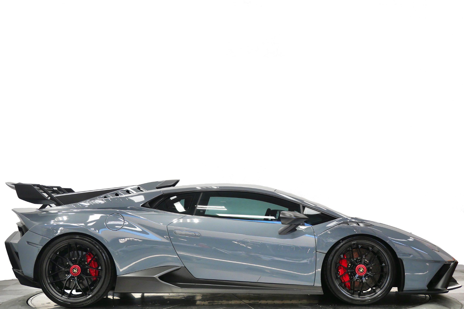 Used 2022 Lamborghini Huracan STO RWD image 2
