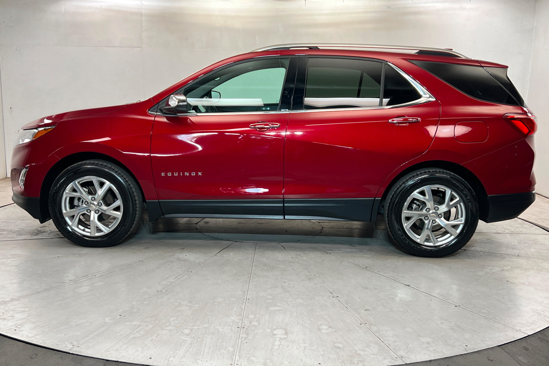 Used 2019 Chevrolet Equinox Premier AWD/4WD image 2