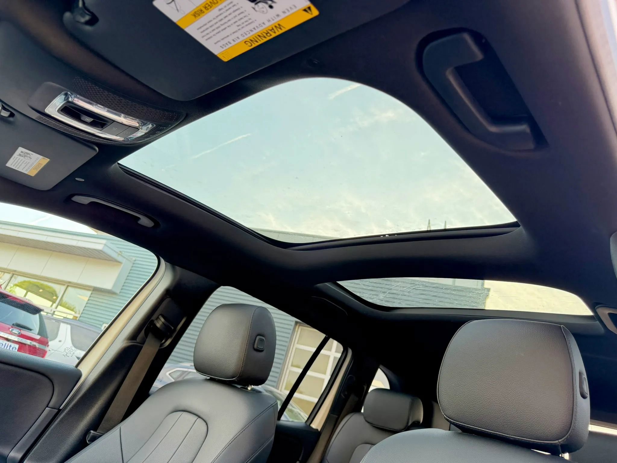 Used 2022 Mercedes-Benz GLB 250 4MATIC w/ Premium Package Lite image 39