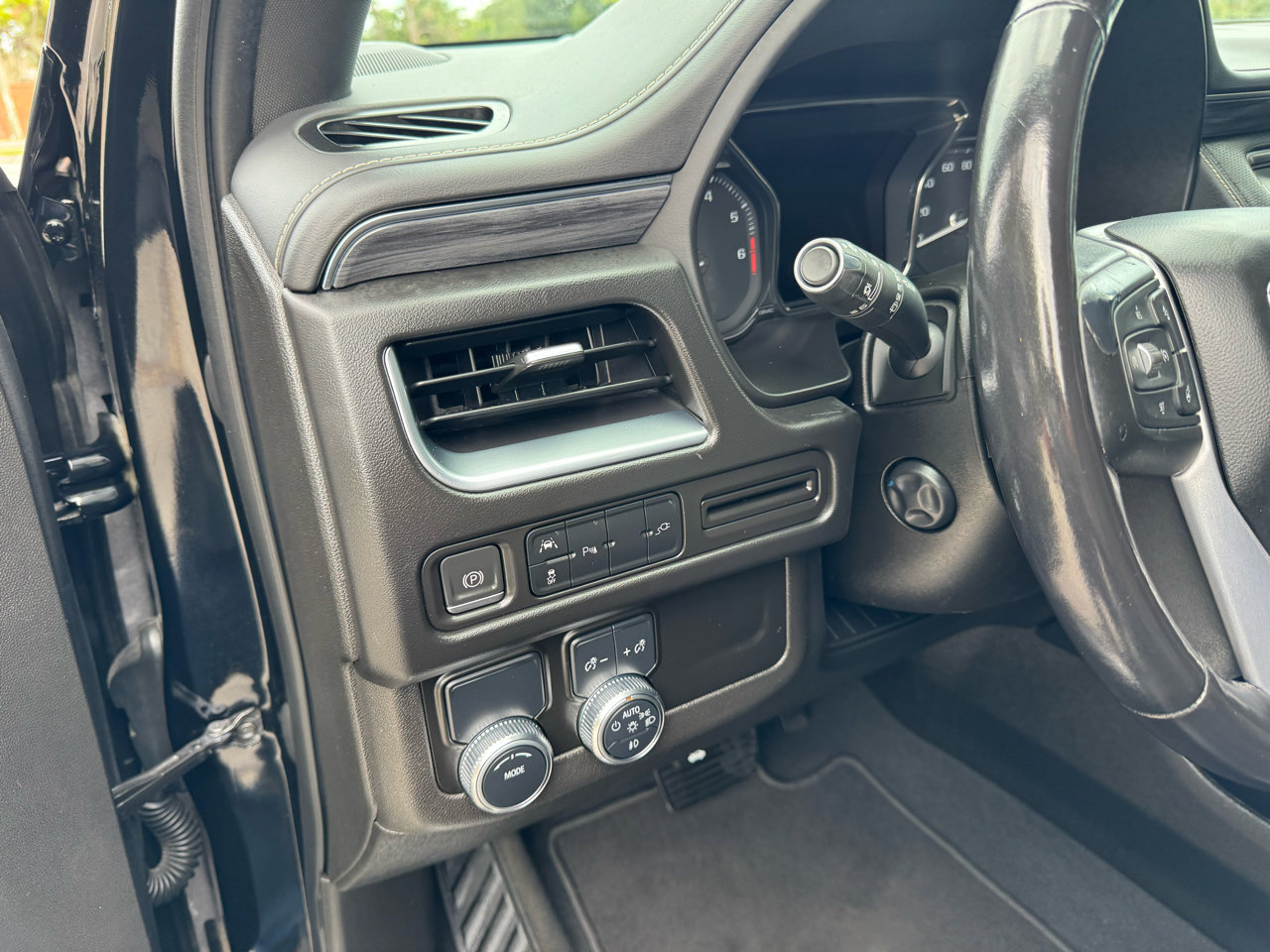 Used 2021 GMC Yukon SLT w/ SLT Premium Package image 29