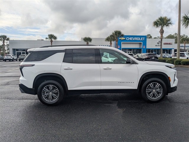 Used 2025 Chevrolet Traverse LT image 2