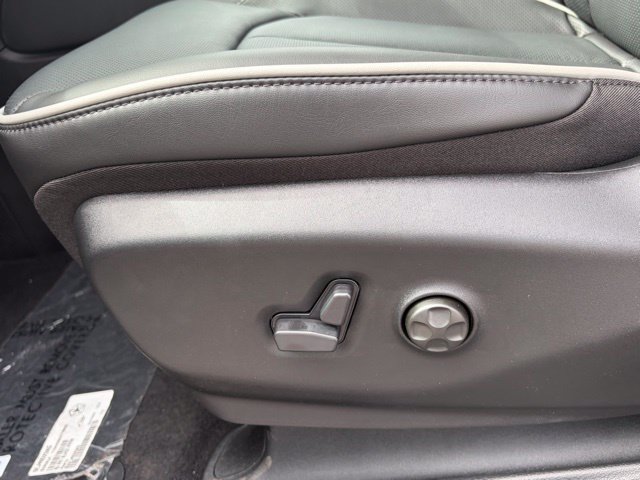 New 2026 Chrysler Pacifica Limited w/ Uconnect Theater Family Group FWD image 16