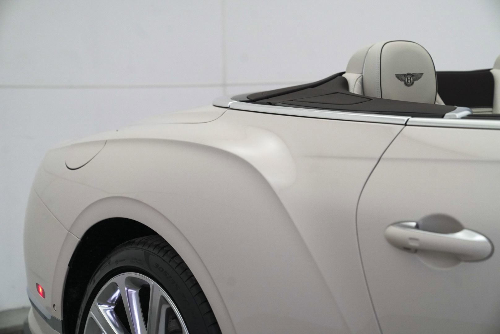 Used 2023 Bentley Continental GT Azure image 73