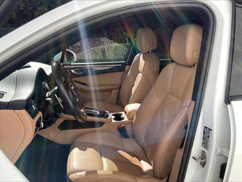 Certified 2023 Porsche Macan AWD/4WD image 5