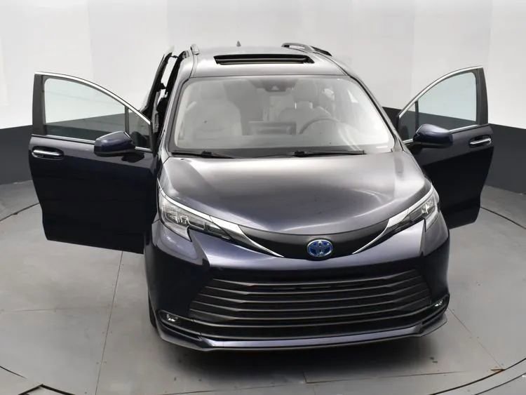 Used 2025 Toyota Sienna XLE image 10
