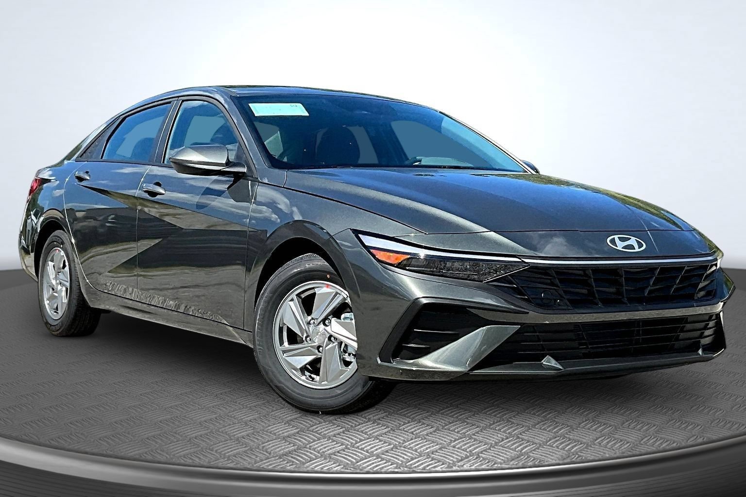 New 2026 Hyundai Elantra SE FWD image 2
