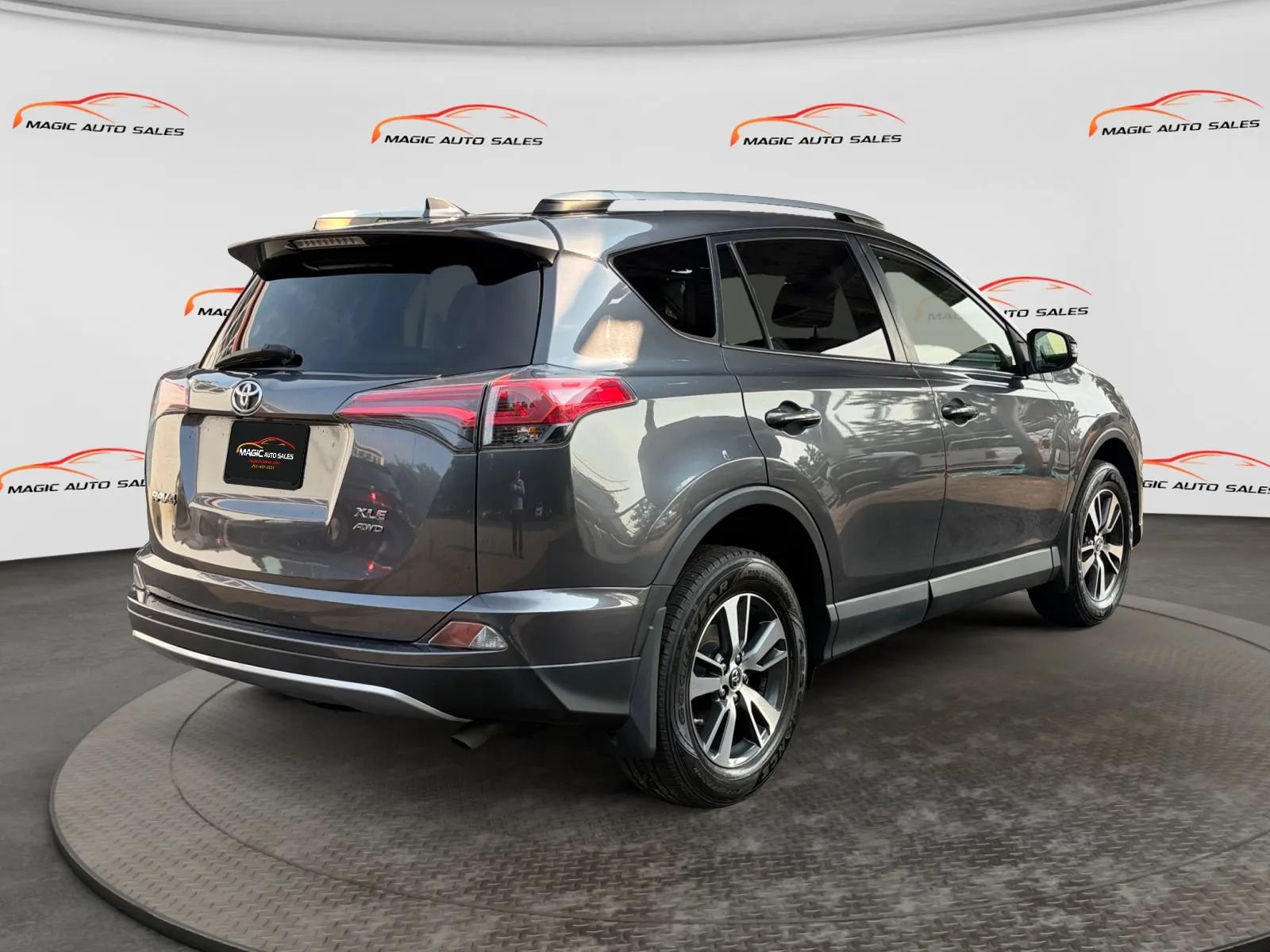 Used 2018 Toyota RAV4 XLE AWD/4WD image 10