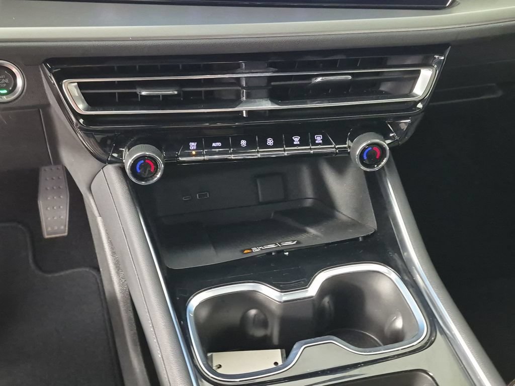 Used 2025 Chevrolet Traverse LT w/ Driver Confidence Package FWD image 27