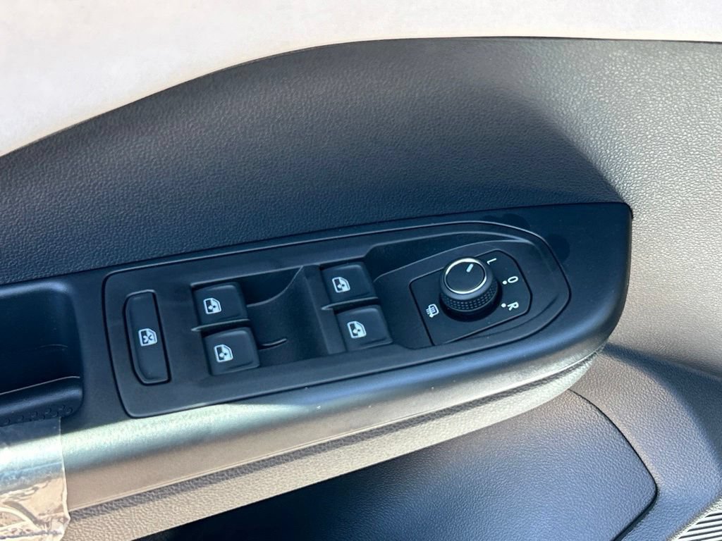New 2026 Volkswagen Taos SE FWD image 19