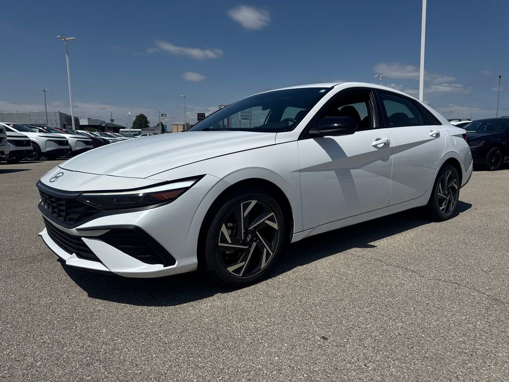 Used 2025 Hyundai Elantra Sport FWD image 2