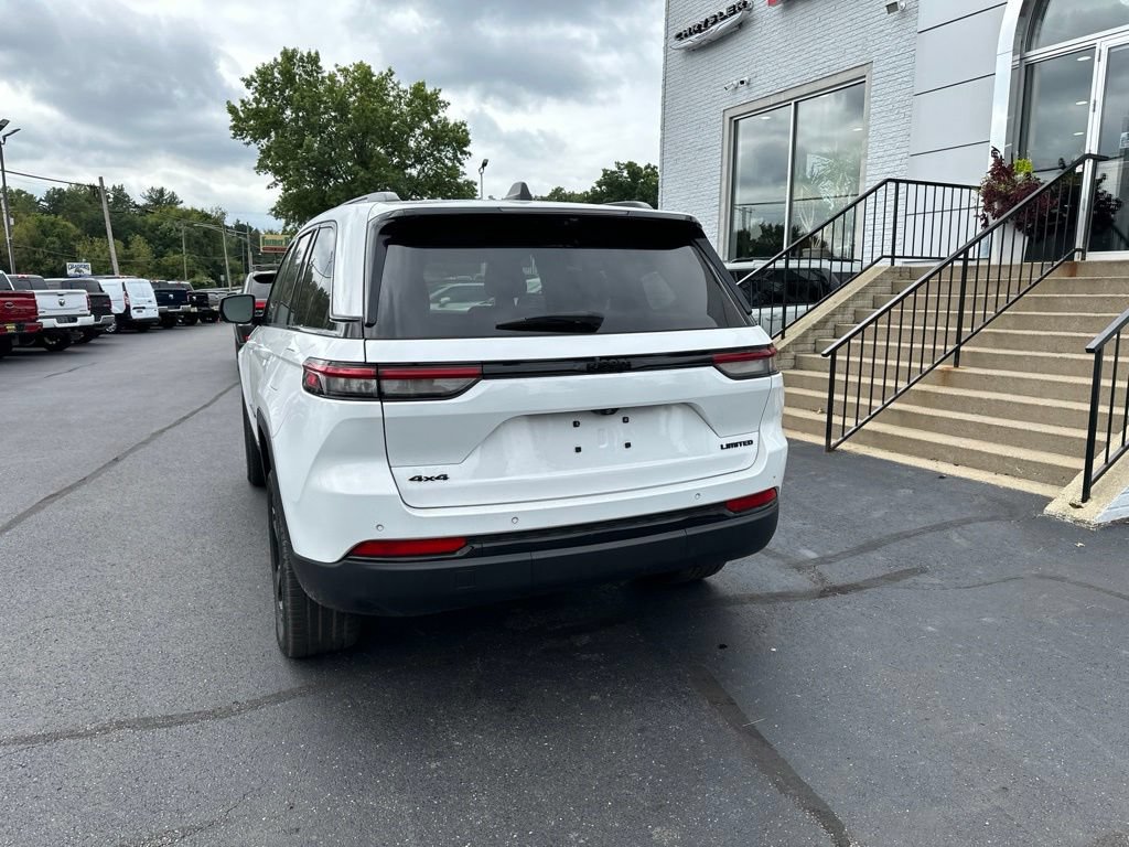 Used 2023 Jeep Grand Cherokee Limited w/ Luxury Tech Group II AWD/4WD image 2