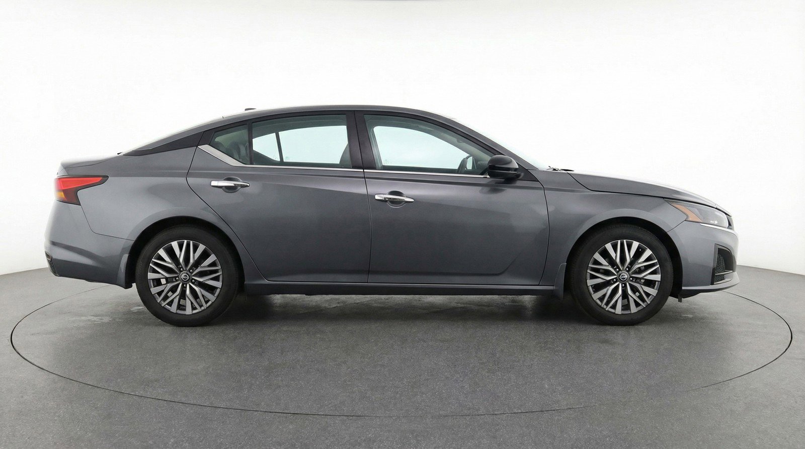 Used 2025 Nissan Altima 2.5 SV FWD image 11
