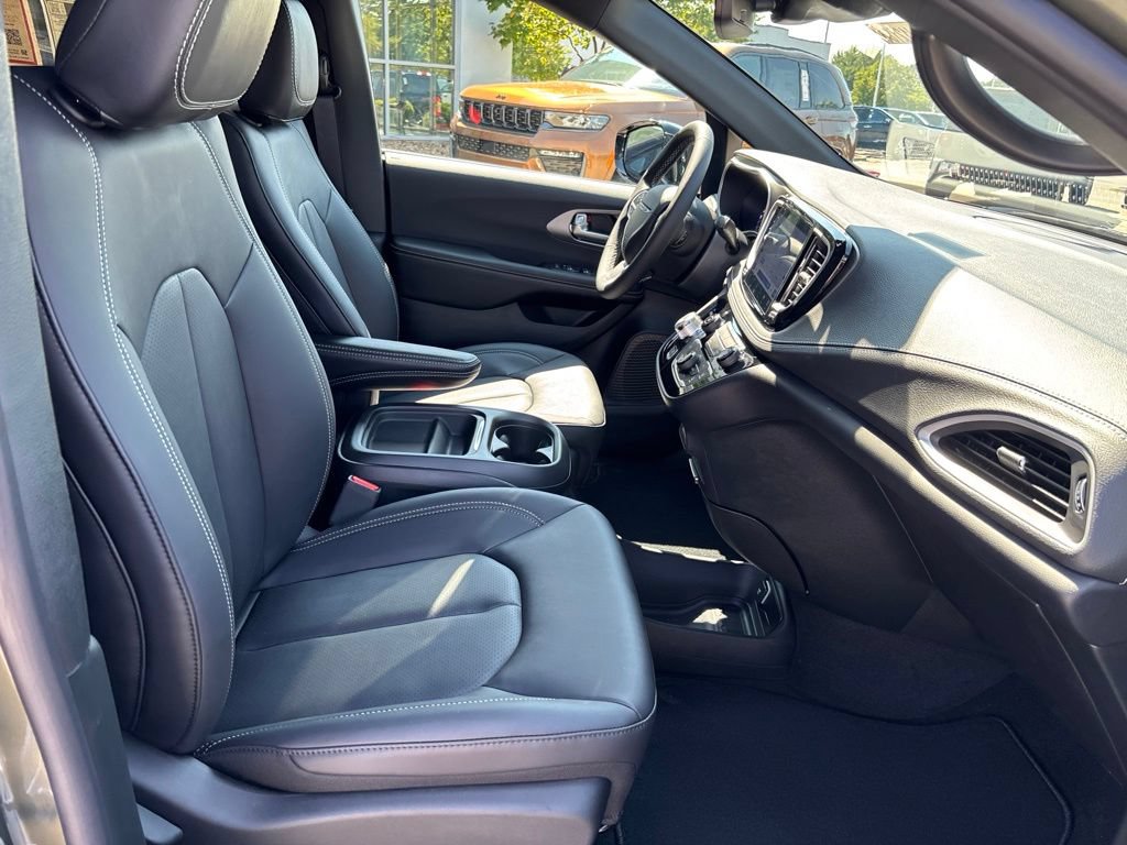 New 2027 Chrysler Pacifica Select FWD image 28
