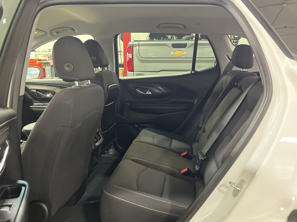 Used 2024 GMC Terrain SLE w/ Driver Convenience Package image 32