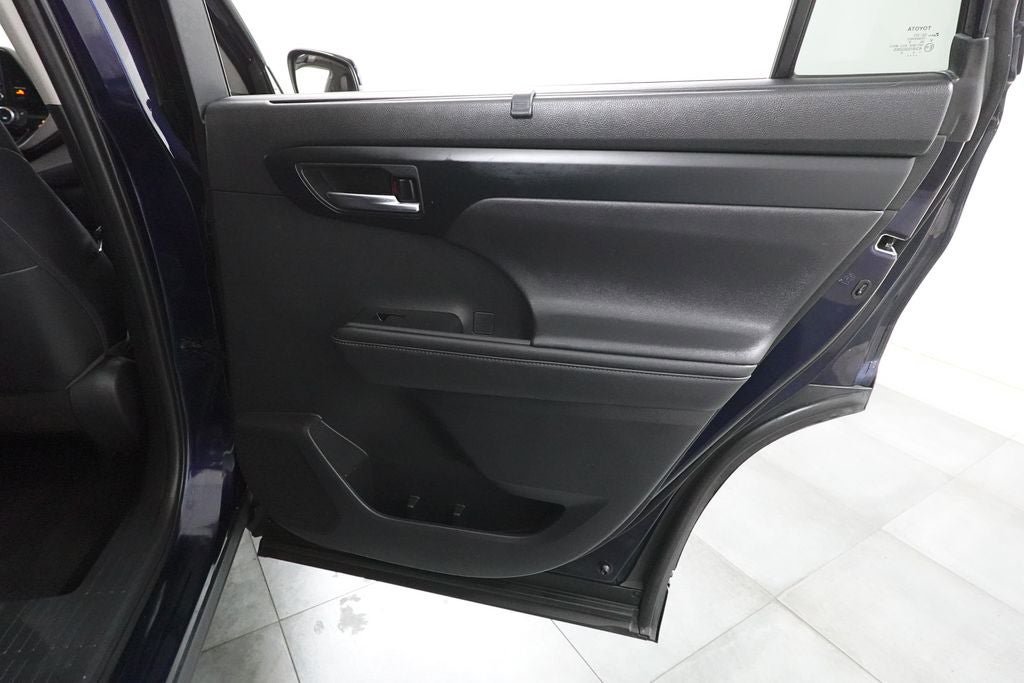 Used 2020 Toyota Highlander XLE AWD/4WD image 29