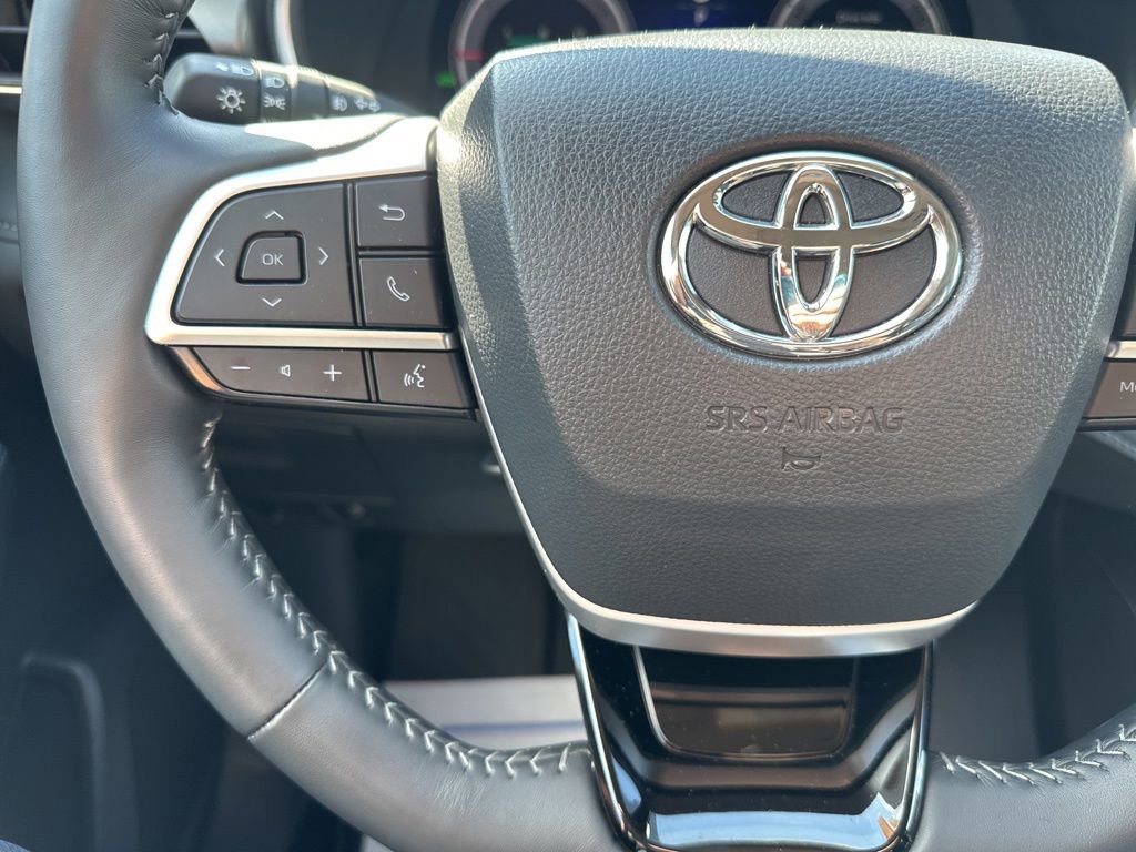 Certified 2025 Toyota Highlander Limited AWD/4WD image 16