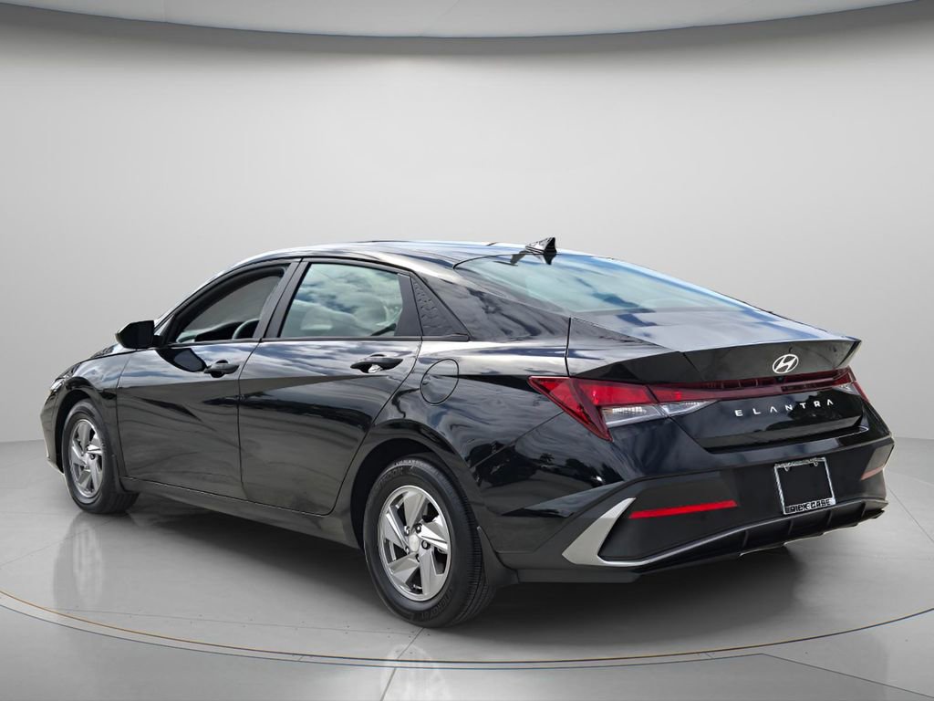 Used 2025 Hyundai Elantra SE FWD image 8