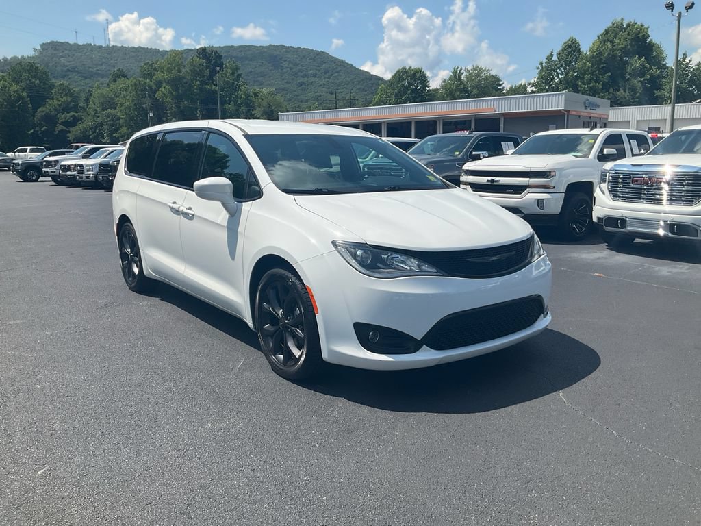 Used 2020 Chrysler Pacifica Touring w/ S Appearance Package FWD image 3