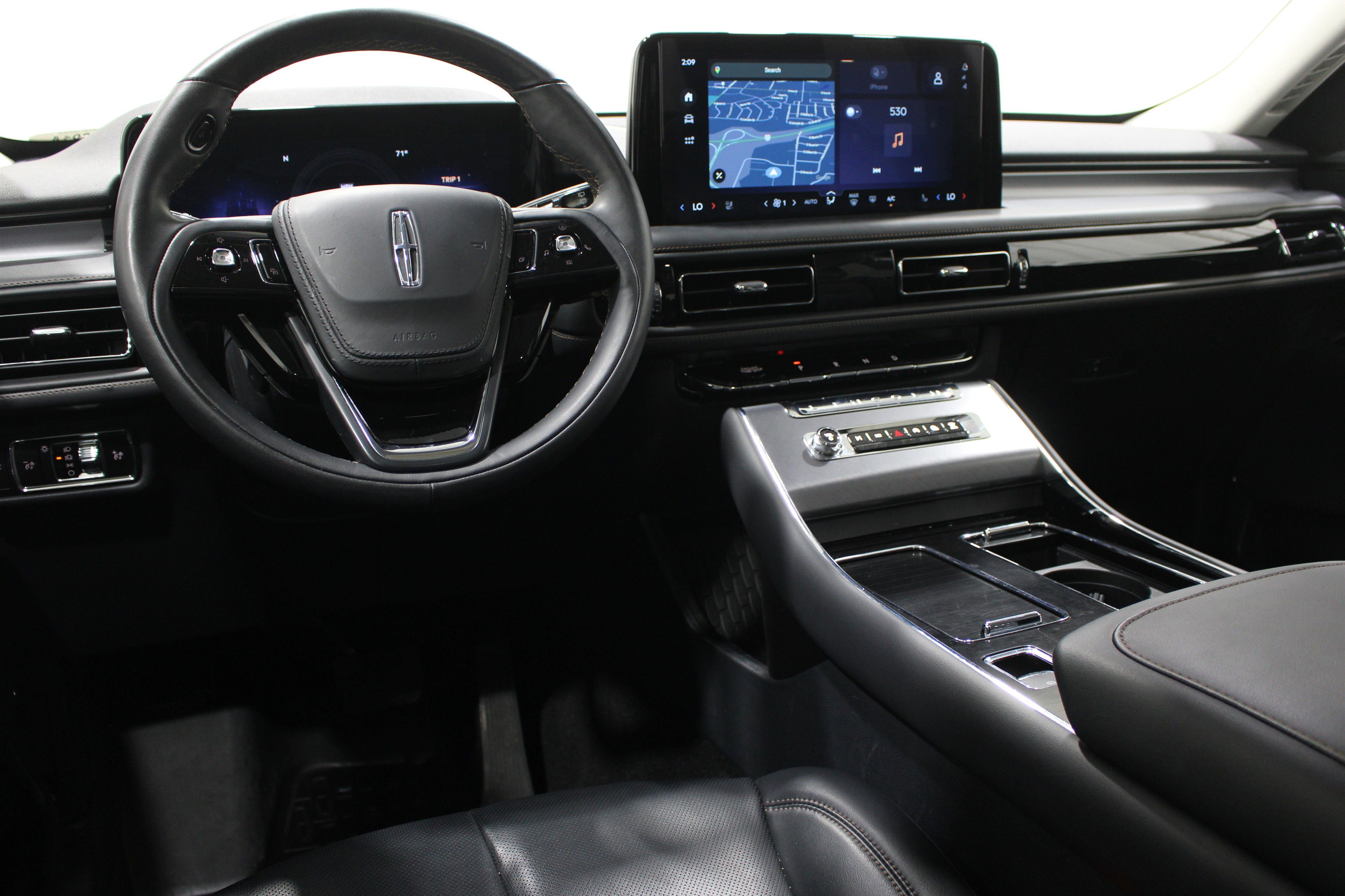 Used 2025 Lincoln Aviator AWD image 2