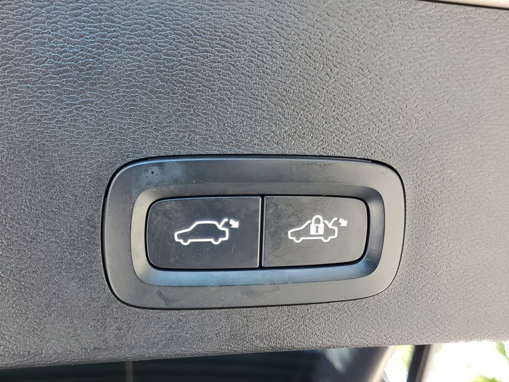 Certified 2023 Volvo XC40 B4 Plus w/ Protection Package FWD image 10