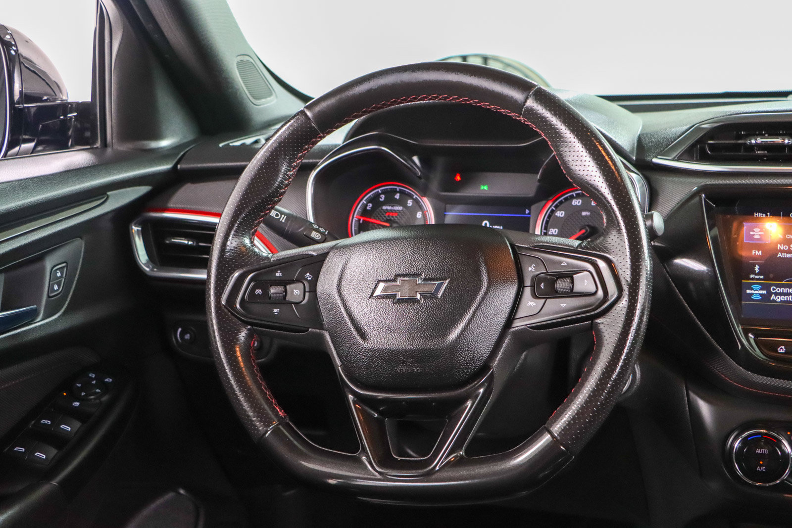 Used 2021 Chevrolet TrailBlazer RS w/ Technology Package FWD image 12