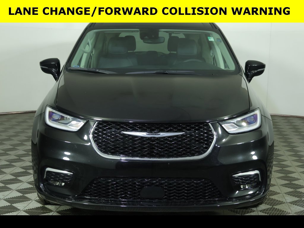 Used 2024 Chrysler Pacifica Touring-L image 11