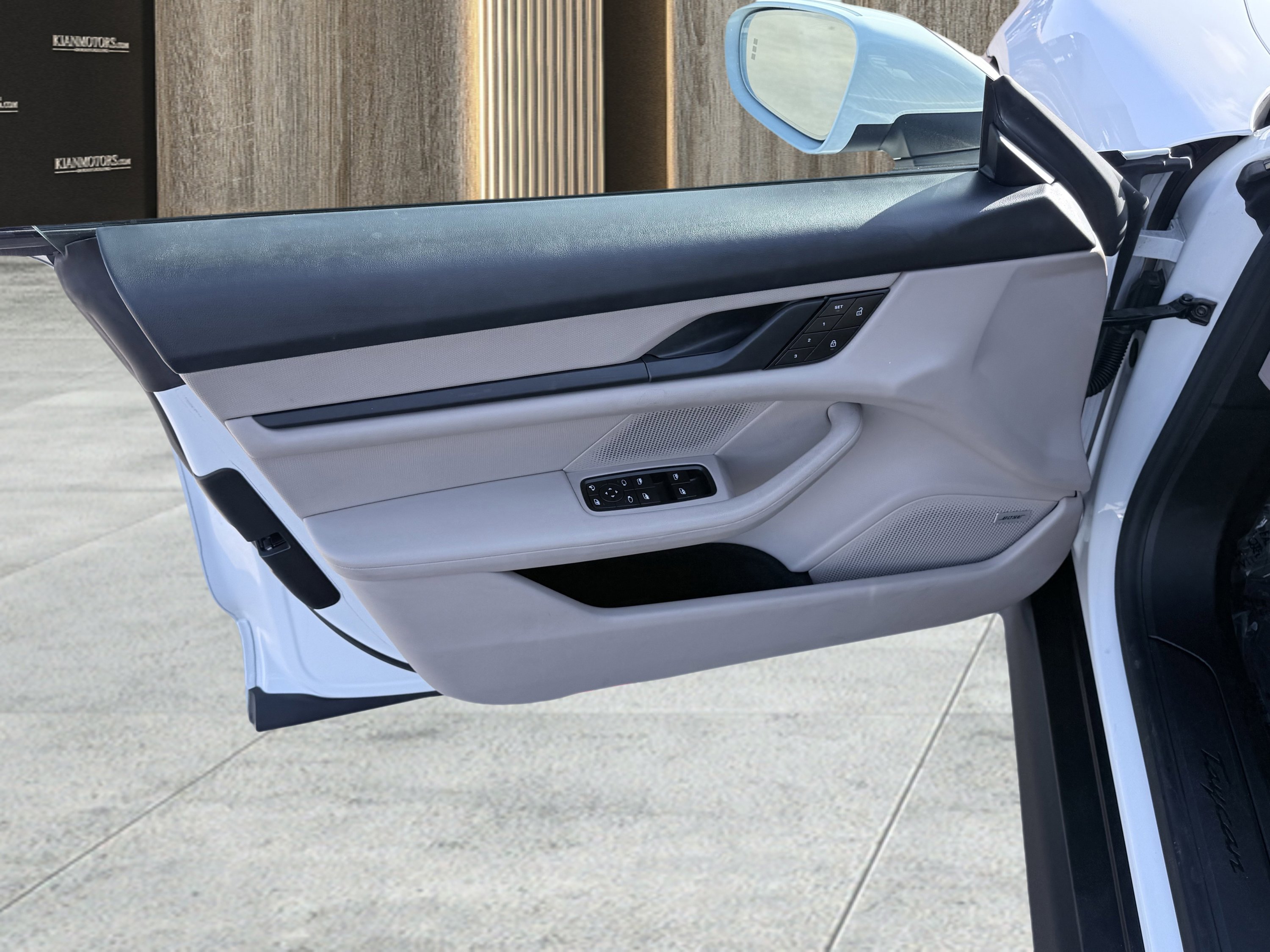 Used 2022 Porsche Taycan image 25