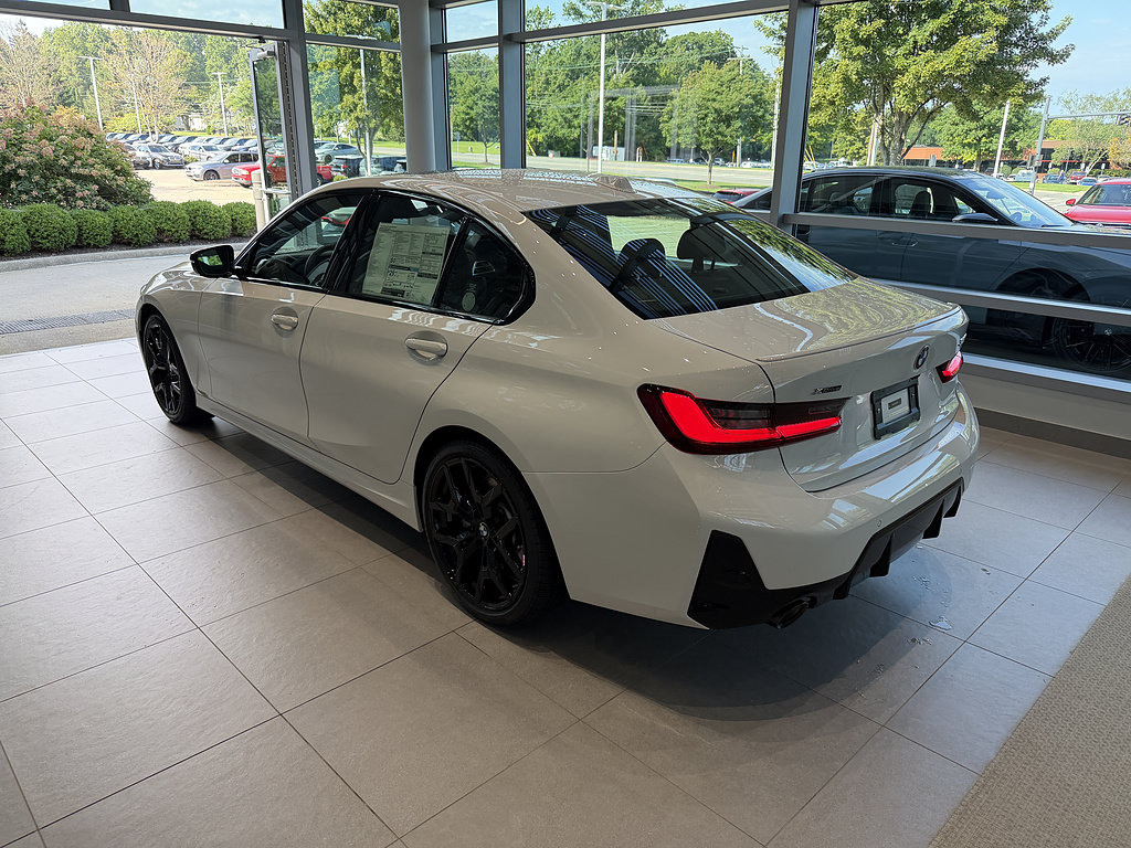 New 2026 BMW 330i xDrive Sedan w/ M Sport Package AWD/4WD image 4