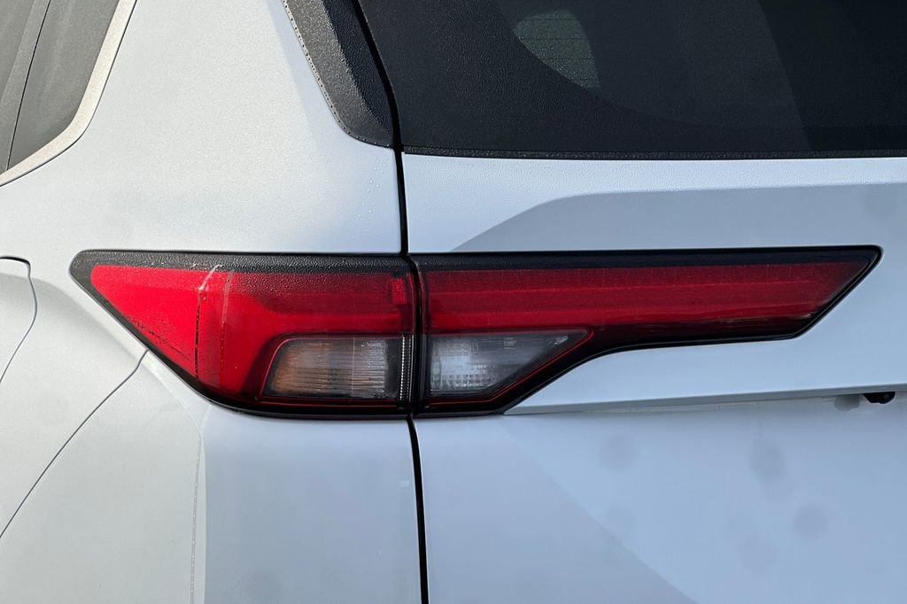 New 2025 Mitsubishi Outlander SE image 27