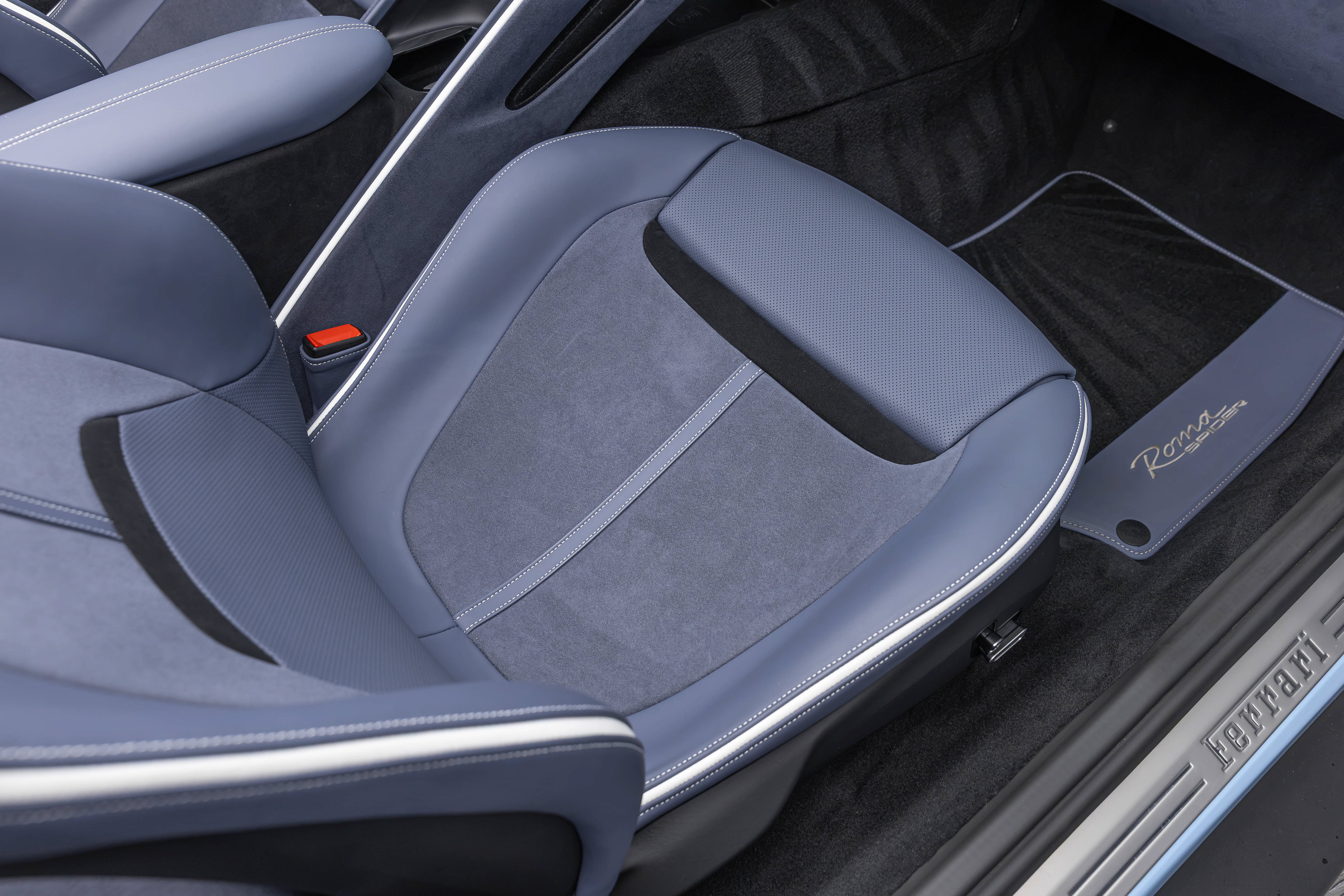 Certified 2025 Ferrari Roma Spider RWD image 40