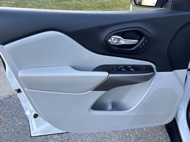 Used 2021 Jeep Cherokee Limited image 12