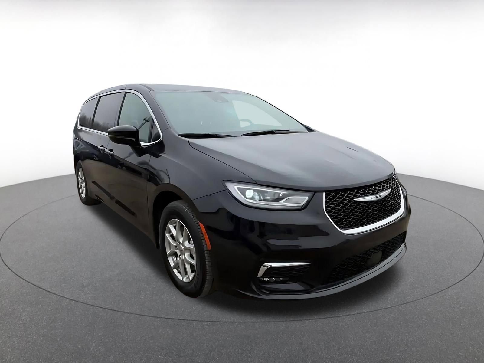 Used 2025 Chrysler Pacifica Select image 3