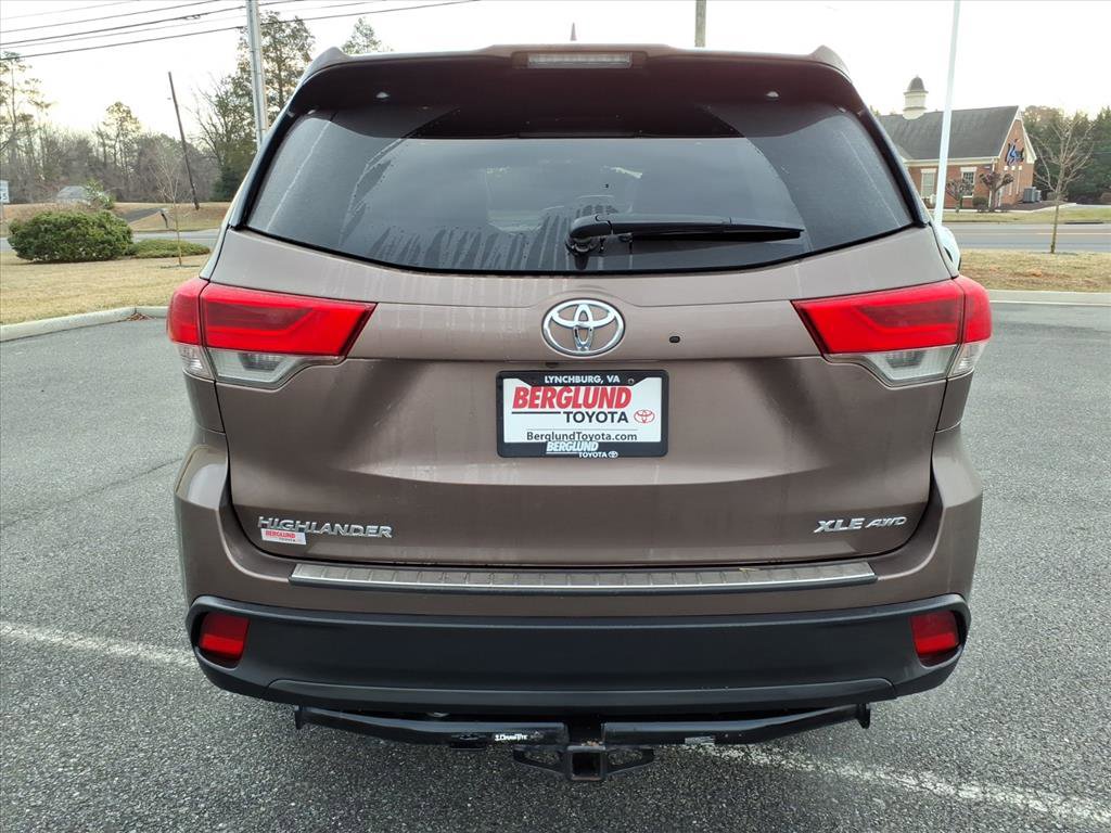 Used 2019 Toyota Highlander XLE image 11