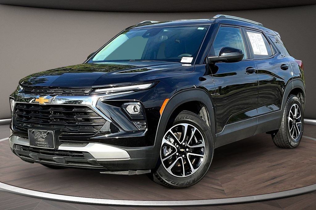 Used 2025 Chevrolet TrailBlazer LT AWD/4WD image 3