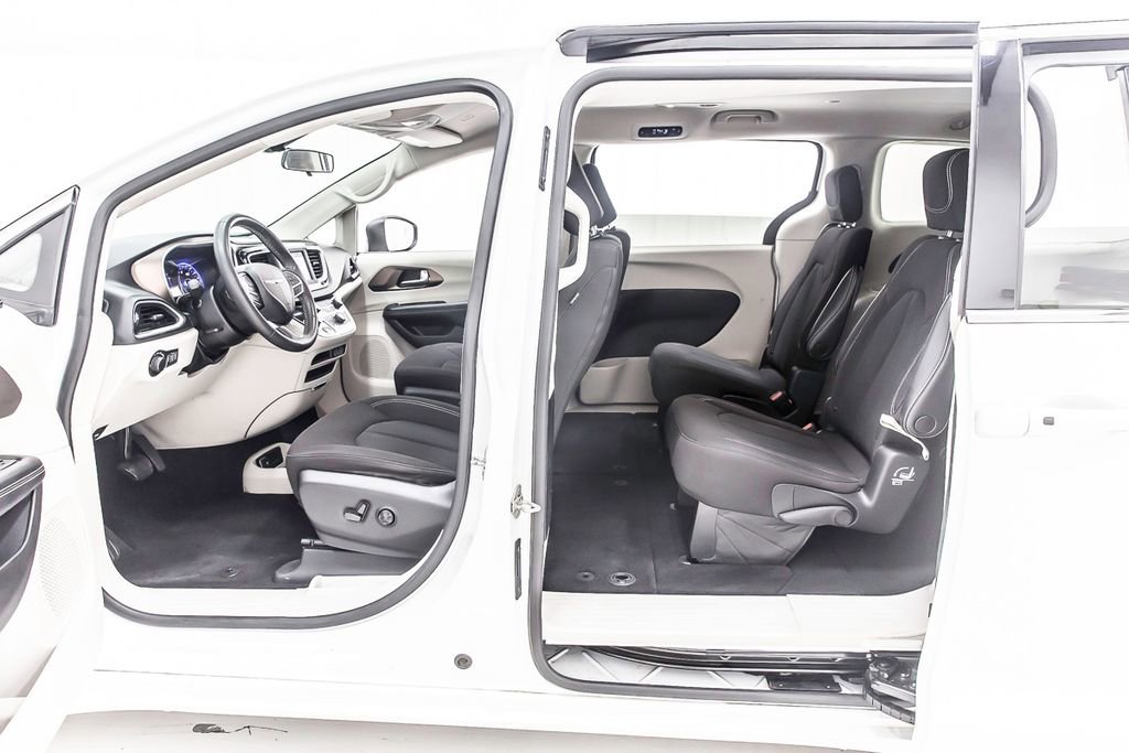 Used 2022 Chrysler Voyager LX image 30