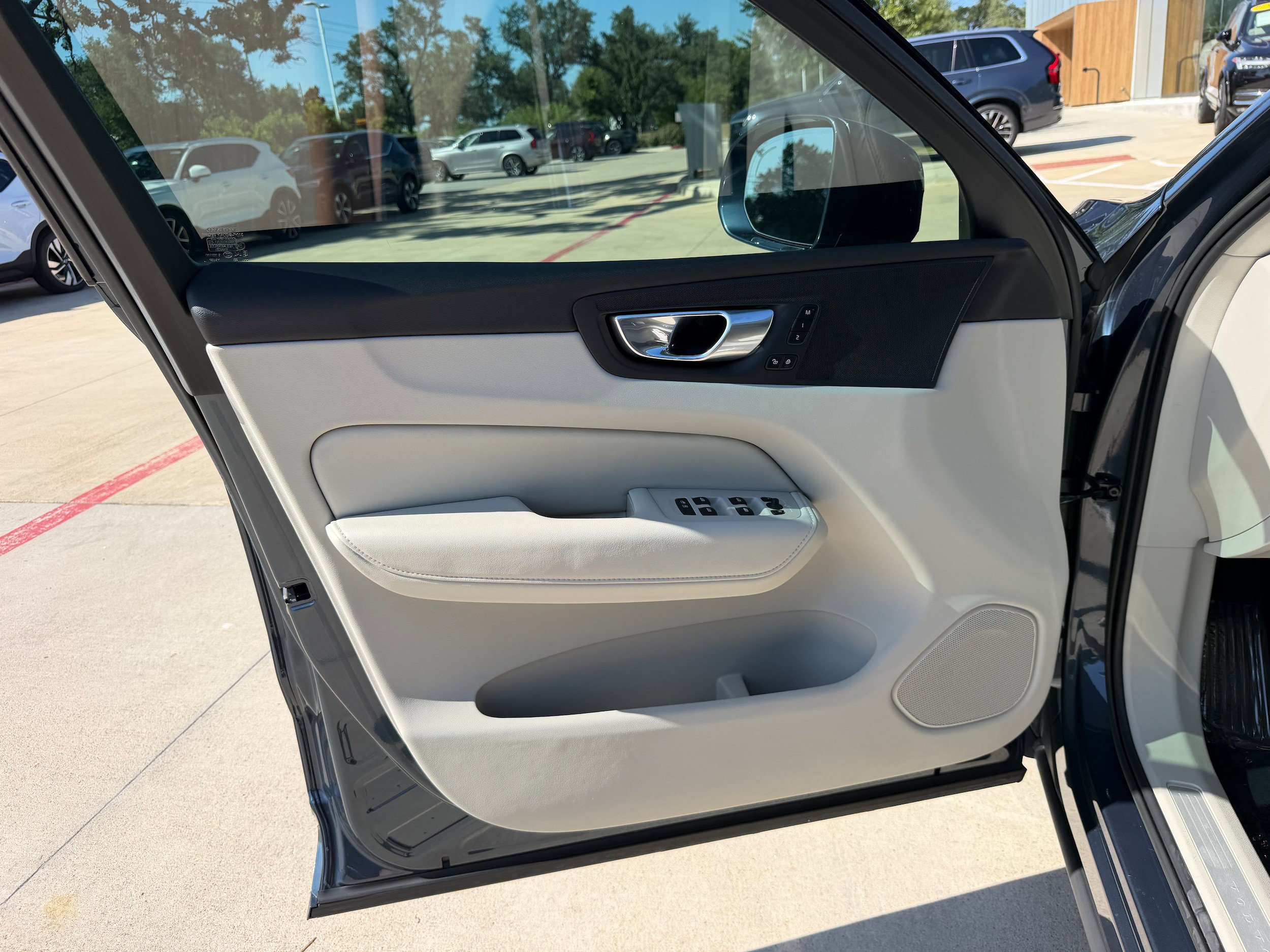Certified 2023 Volvo XC60 B5 Plus AWD/4WD image 22