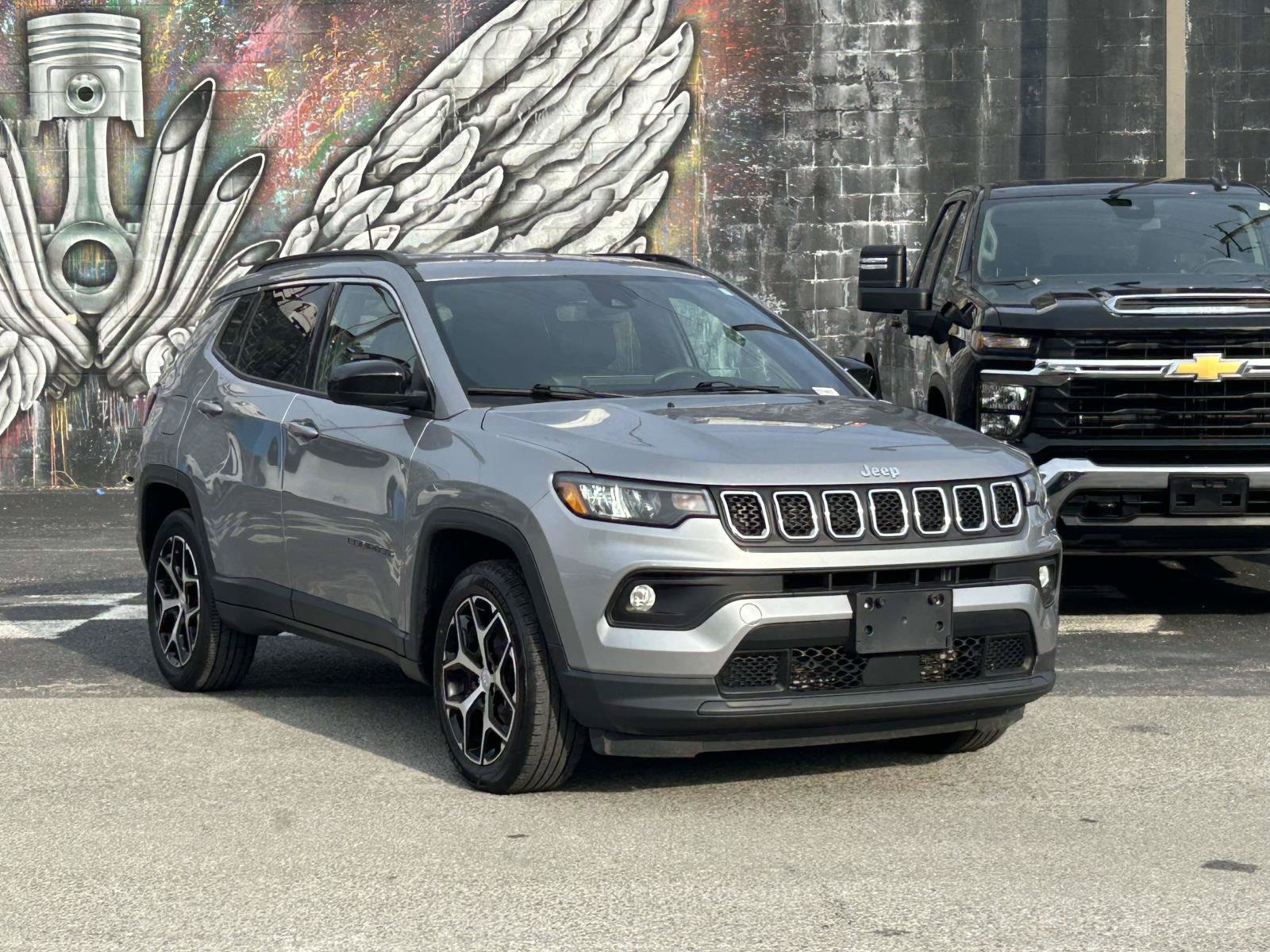 Used 2024 Jeep Compass Latitude AWD/4WD image 1