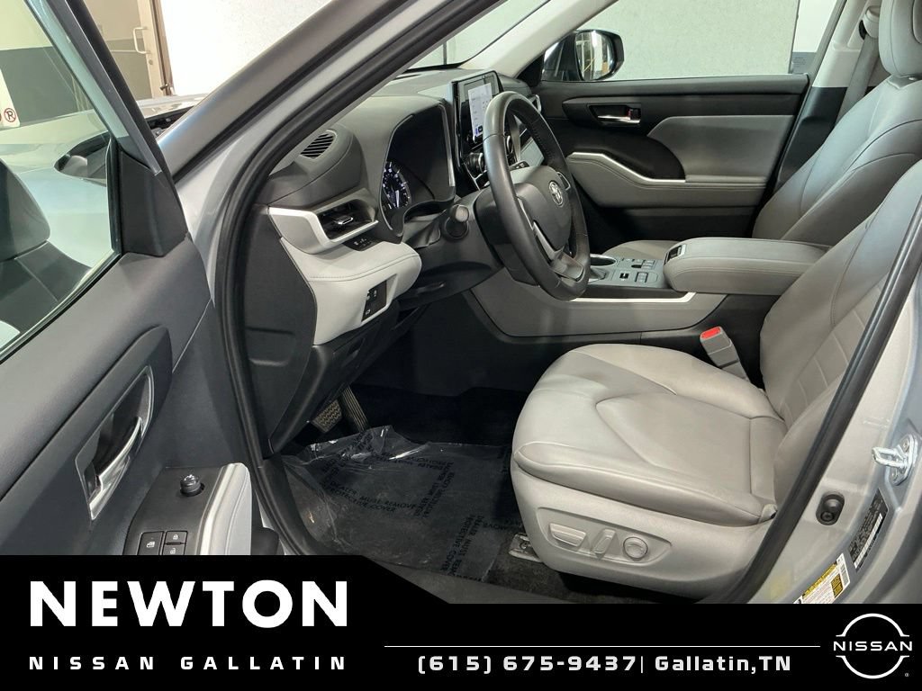 Used 2024 Toyota Highlander XLE AWD/4WD image 6