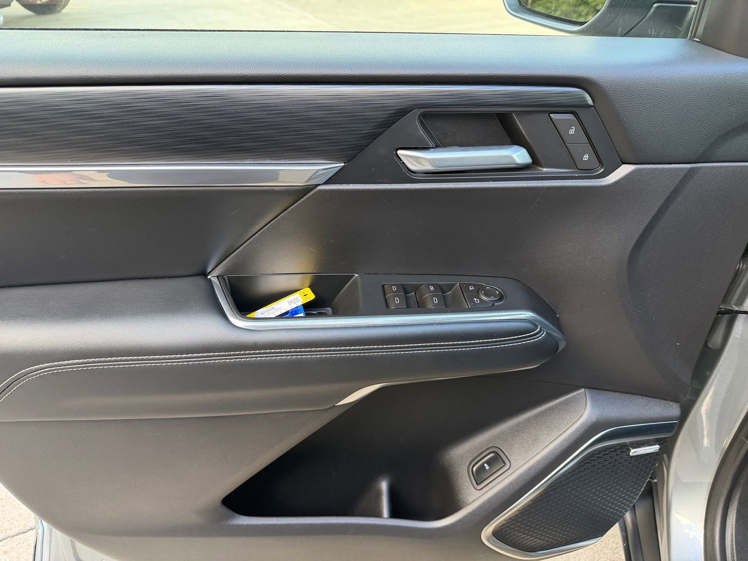 Used 2025 GMC Acadia Elevation image 9