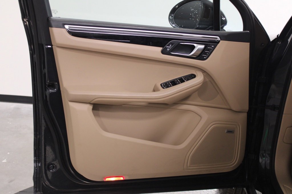 Certified 2022 Porsche Macan image 17