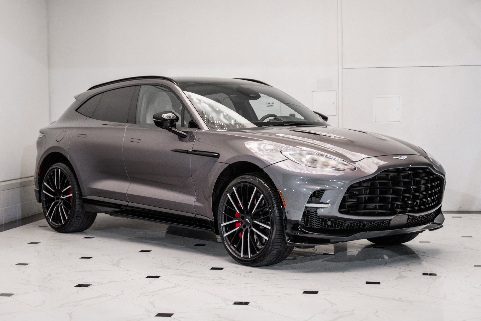 Used 2025 Aston Martin DBX 707 image 1