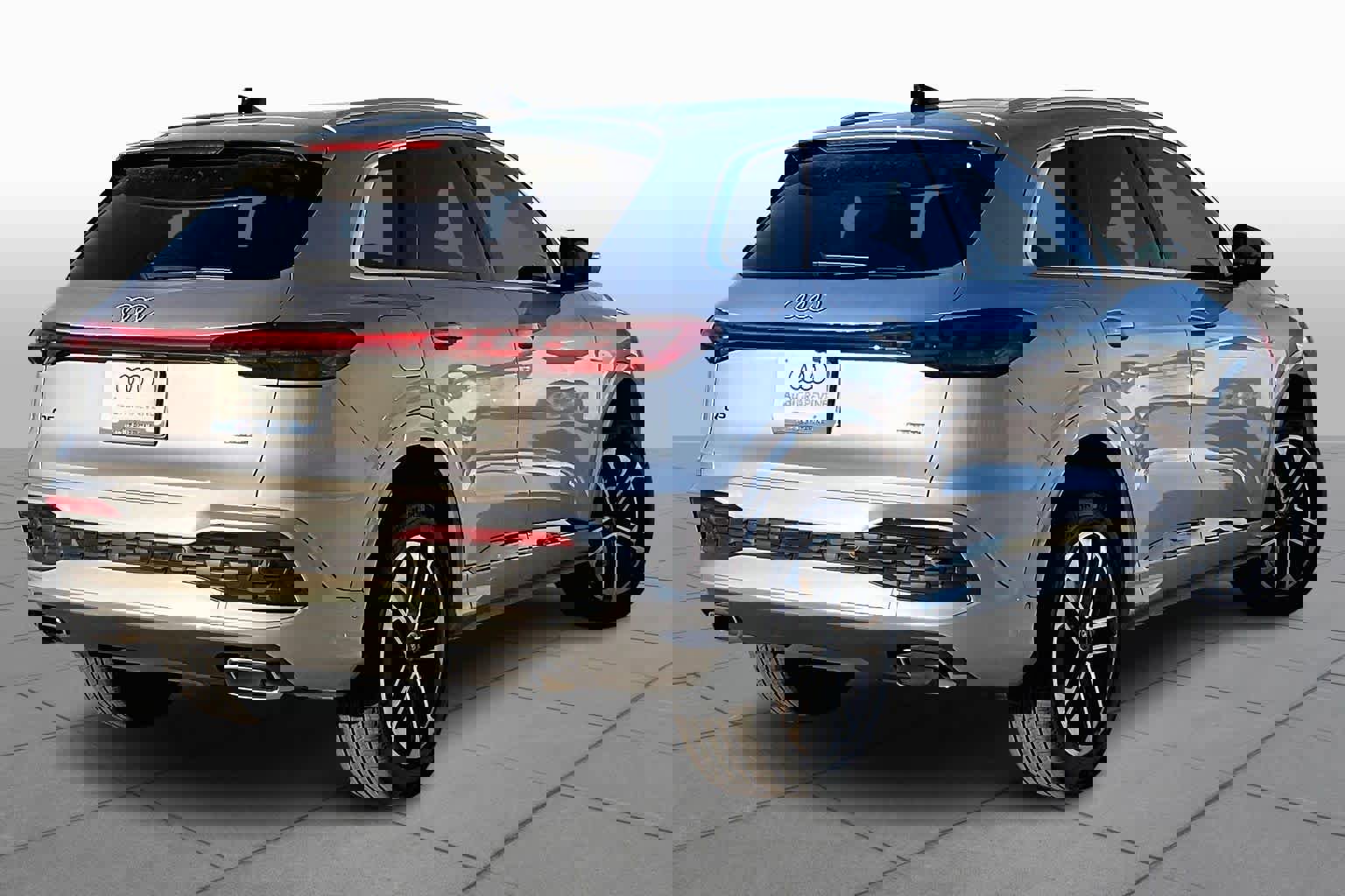 Used 2025 Audi Q5 Premium w/ Convenience Package image 12