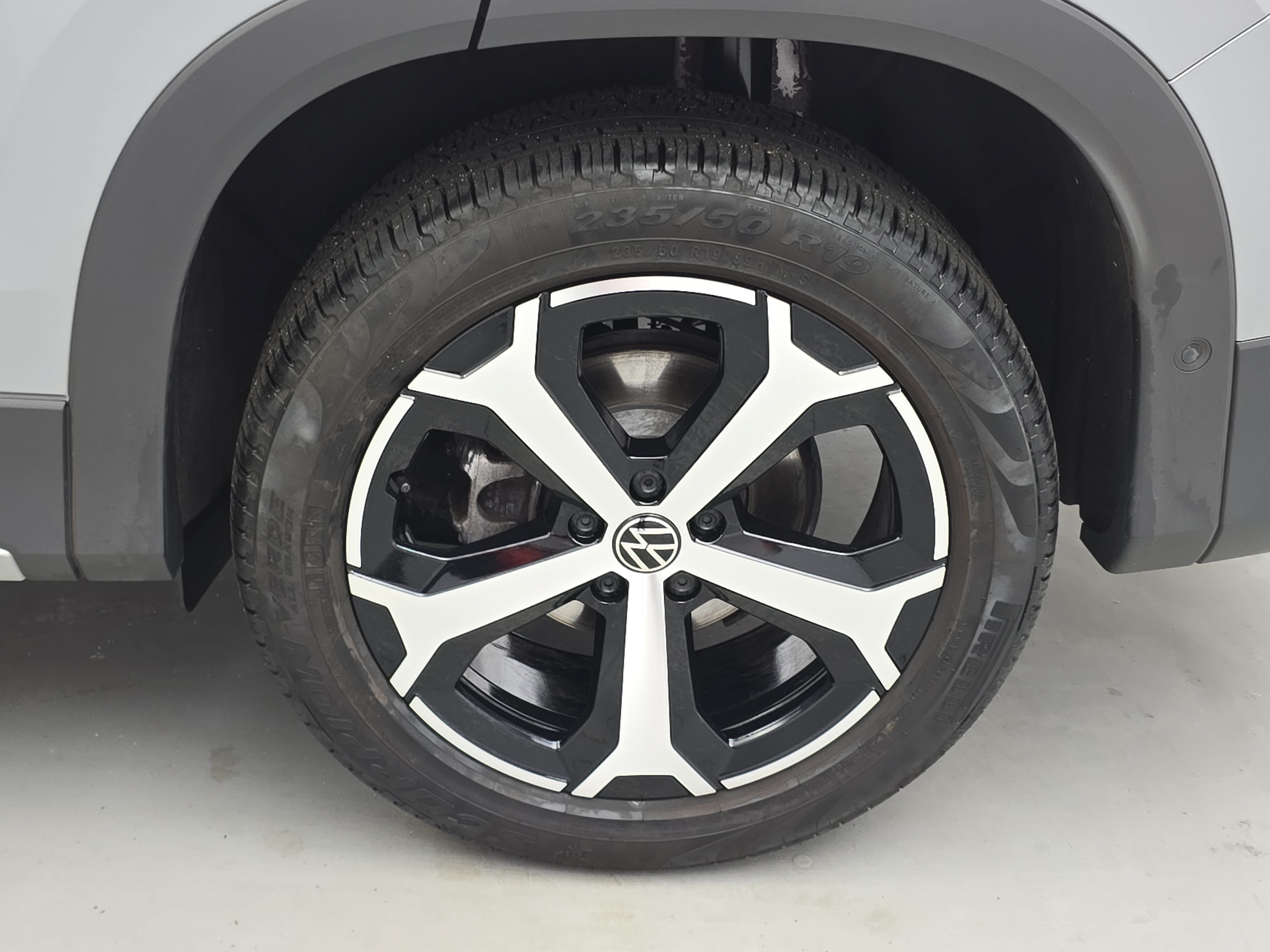 Used 2025 Volkswagen Tiguan SE AWD/4WD image 33