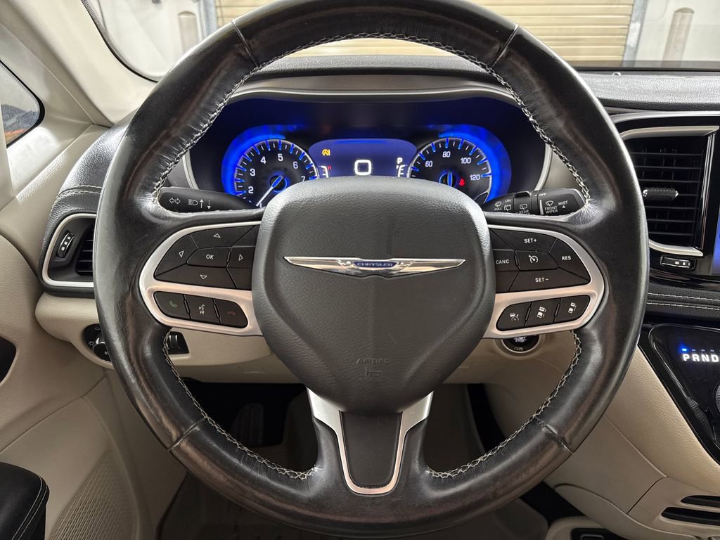 Used 2021 Chrysler Pacifica Touring-L FWD image 14