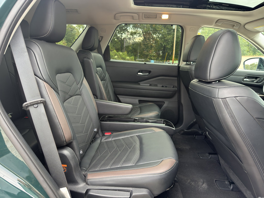 Used 2023 Nissan Pathfinder Platinum image 16