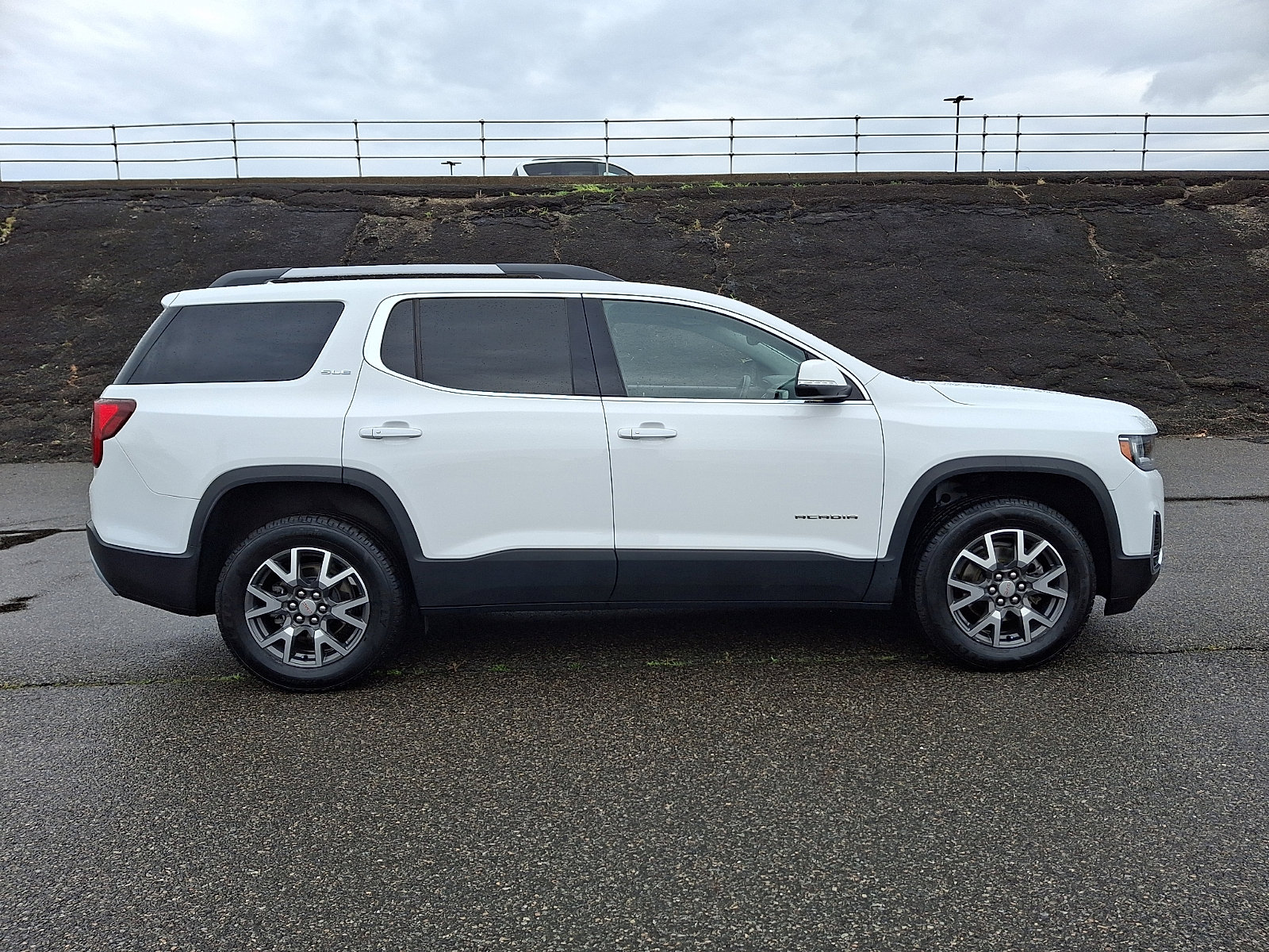 Certified 2023 GMC Acadia SLE w/ Driver Convenience Package FWD image 7