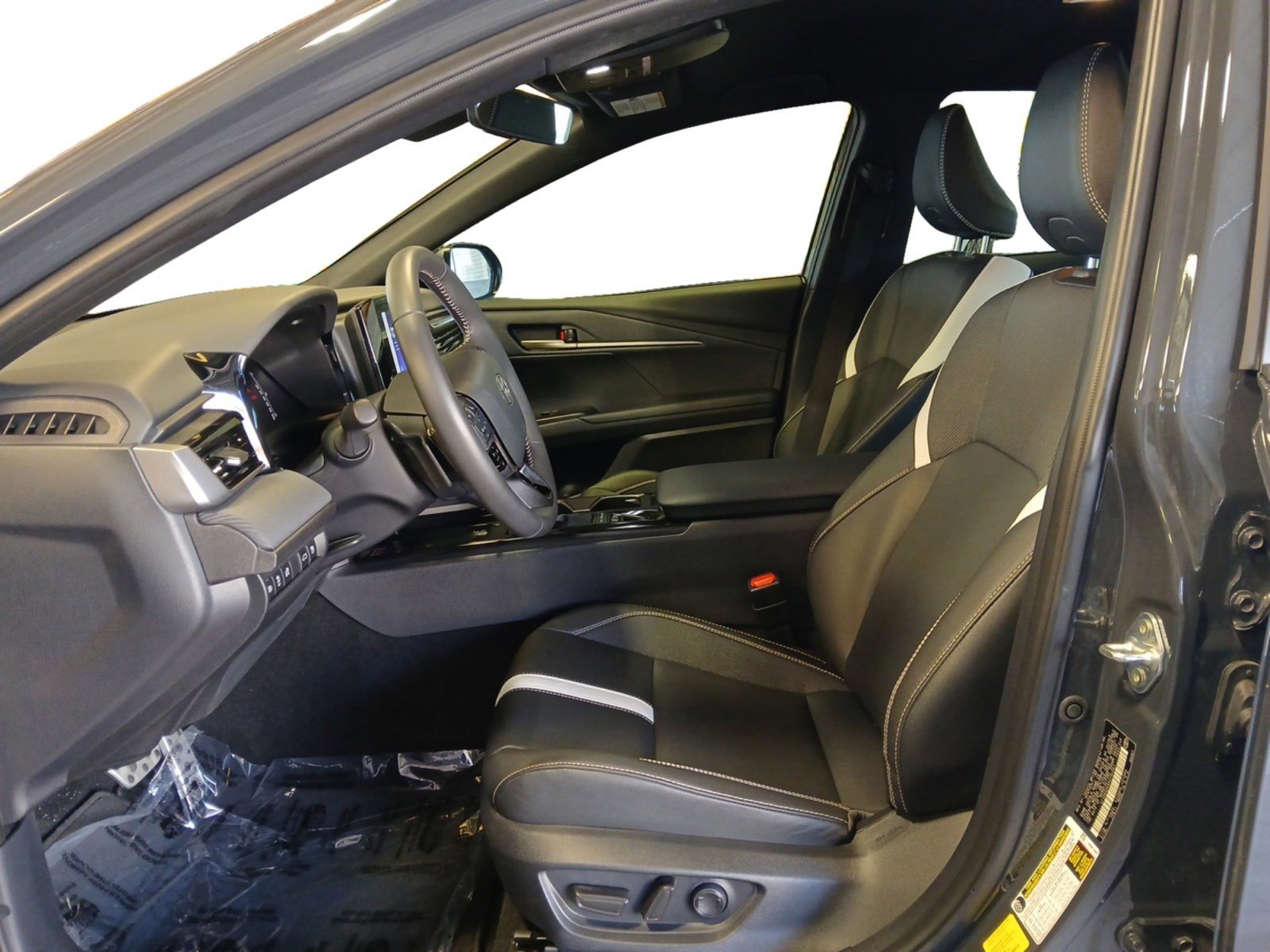 Used 2025 Toyota Camry SE image 9