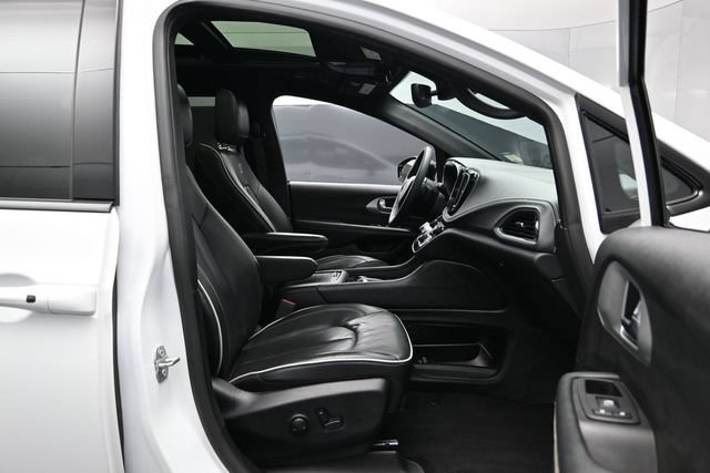 Used 2025 Chrysler Pacifica Limited FWD image 28